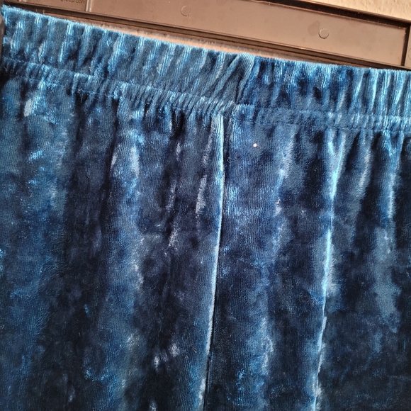 2 Piece Velour Set - Picture 4 of 5